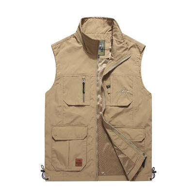 China Autumn Breathable Sleeveless Vest Slim Vest With Pockets Fishing Photographer Vest for sale