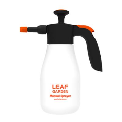 China Plastic Garden Leaf 1L Handheld Garden Manual Pressure Sprayer With Adjustable Nozzle for sale