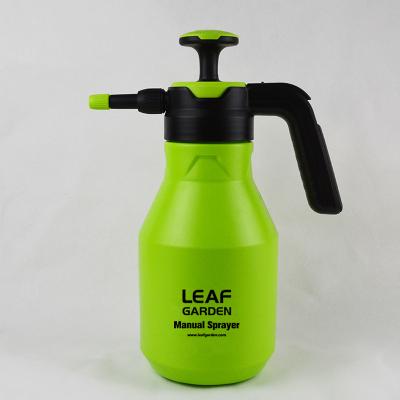 China Plastic Garden Leaf 1.5L Handheld Garden Manual Pressure Sprayer With Adjustable Nozzle for sale