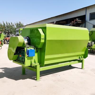 China It cultivates fully automatic spiral blade mixer is easy to operate. The source of cattle and sheep fodder ration mixer can be OEM for sale