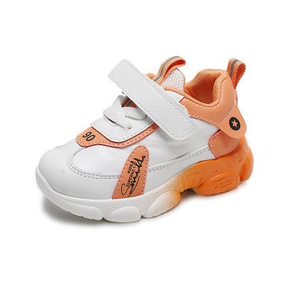 China Flatbed 2021 spring and white children's sports shoes baby boys and girls shoes autumn new soft sole toddlers shoes for sale