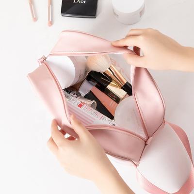 China Portable Travel PVC Personal Care Storage Bag Transparent Material Waterproof Wash Bag for sale