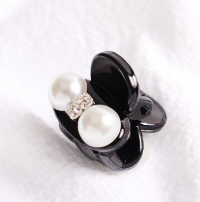 China Good Quality Plastic Clips Mini Black Kids Accessories Pearl Plastic Korean Women's Women's Flower Hair Claw for sale