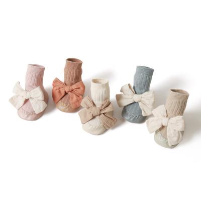 China Amazon Hot Selling Sporty Wholesale 0-3 Years Old Baby Girl Anti Slip Socks Bow Non-Slip Baby Shoes Socks for sale