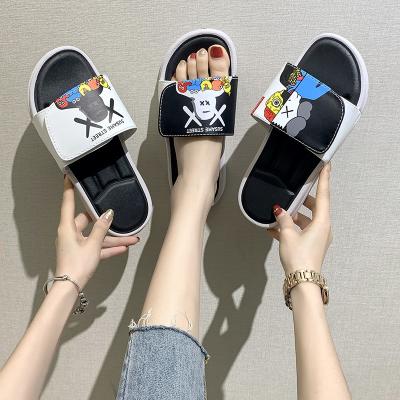 China Cushioning Black And White Single Couples Wholesale Slippers Indoor And Outdoor Slippers Accept Customized for sale