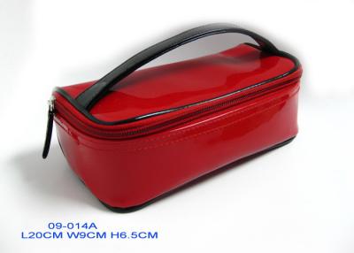 China Prenda impermeable suave del bolso del artículo de tocador de las señoras del PVC del rectángulo rojo con la ventana clara en venta