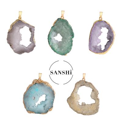 China CLASSIC Wholesale Crystal Druzy Pendants Natural Shaped Gold Plating Slice Geode Agate Druzy Pendants for sale