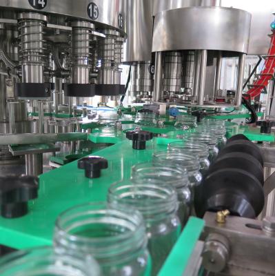 Chine Capsuleur automatique liquide automatique de remplisseur de bouteille d'usine de mise en bouteilles de machine de remplissage de bouteilles de CGF18/18/6 7000BPH à vendre