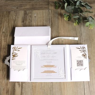 China Europe Wedding Cards Luxury Velvet Hardcover Wedding Invitation Card Gold Mirror White Acrylic Wedding Invitations for sale