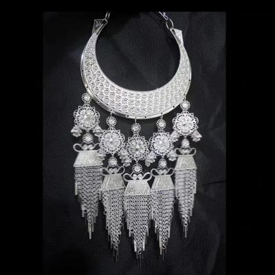 China Lunaric Miao Hmong Jewelry Miao Silver Ethnic Alloy Plated Silver Necklace Lady Ethnic Style Necklace for sale