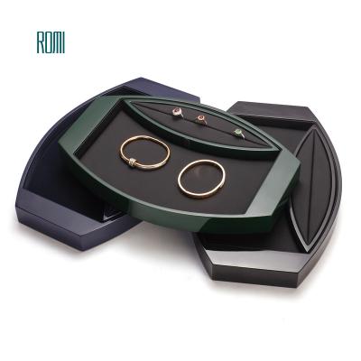 China ROMI High-End Ready To Ship Vintage Luxury Jewelry Display PU Ring Necklace Watch Wholesale PU Jewelry Display Tray Beige Leather for sale