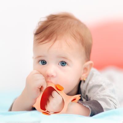 中国 BPA FREE Silicone Anti-fall Baby Teething Toy Infants Chew Toys Hand Pacifier Babies Finger Teethers 販売のため