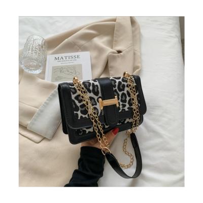 China Latest Fashion Design Ladies Pinch 2022 Trend Chain Female Handbags For Women Shoulder Small Square Bag for sale