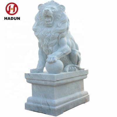 China Natural White Marble Stone Lion Eco-friendly Outdoor Western Style Statues for sale