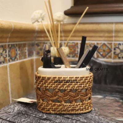 China Custom Organizer Makeup Brush Holder Desktop Potty Pen Holder Stand Pencil Cup Desktop Rattan Holder Handmade Rattan Holder for sale