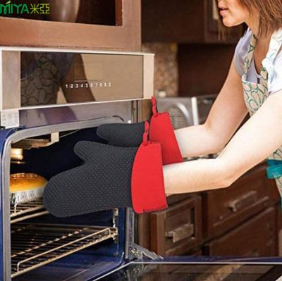 China Custom Microwave Heated Heavy Duty Black Neoprene Heat Resistant Oven Mitt With Non-Slip Safety Grip for sale