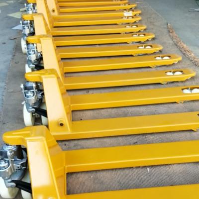 China Building Material Stores 2500KG Manual Hand Pallet Truck Hand Forklifts Welded Cast Pallet Pump Pallet Truck 5500lbs Jack for sale