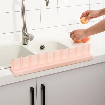 China Sustainable Lavatory Sucker Silicone Baffle Household Tools Kitchen Sink Water Splash Guards for sale