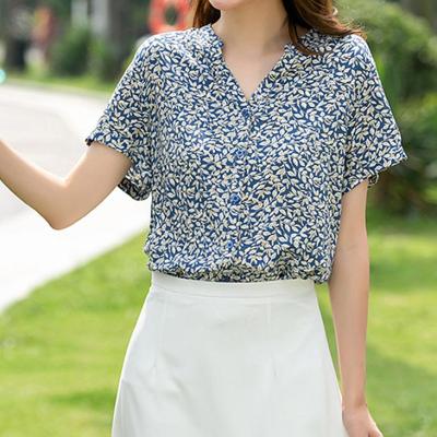 China Breathable Blue Floral Plus Size Shirts Short Sleeve Ladies' Blouses Fashion Sleeveless V Neck Ladies Vacation Office Summer Casual Tops for sale