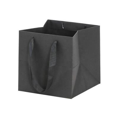 China Solid Color Recyclable Handheld Stain Recyclable Gift Bag Clothing Paper Bag Card Brown Paper Silk Black Catering Bag for sale