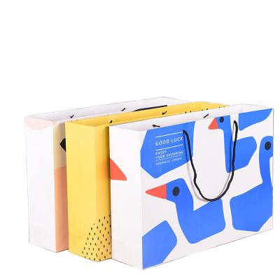 China Recyclable Custom Clothing Bags Advertising Handbags Paper Gift Shopping Bags With Fashion Multi-Size Clothing Bags for sale