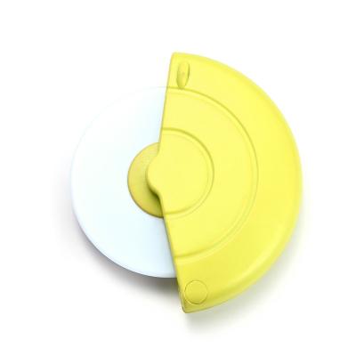 China Sustainable Durable ABS Plastic Kitchen Cycle Round Pizza Cutter Wheel for sale