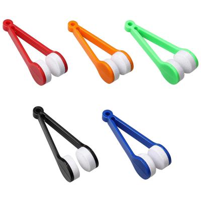 China Eco-Friendly Sunglasses Scrub Eyeglass Microfiber Glasses Remover Brush Eyeglass Glasses Cleaning Clip for sale