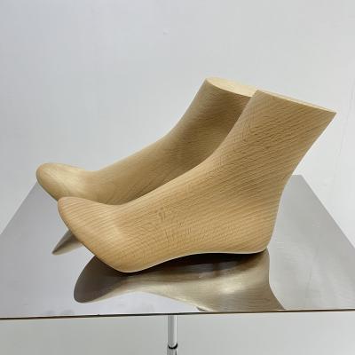 China Custom Life Size Factory Foot Mannequin For Shoes Display Beech Wood Foot Mold Form With Hand Made Whole Block Cutting Feet Size 21~22cm for sale