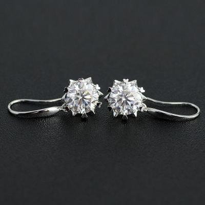 China Unique Vintage Heart Set VVS Forks 18K Gold Round Cut 1.2ct Gold Clarity DEF White Color Moissanite Earrings for sale