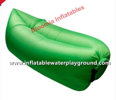 China Sofá inflable de nylon verde Seat del bolso del sueño con 2 relajantes al aire libre de los agujeros en venta