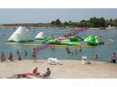 China parque inflável longo no lago, parque de flutuação da água de 20m dos esportes aquáticos para o partido das crianças à venda