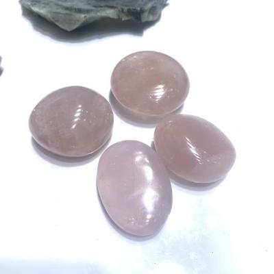 China Europe new design natural crystal stone rose quartz palm rose crystal tumbled stones for sale