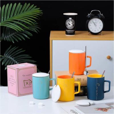 China Wholesale Novelty 400ML Yellow Orange Blue Color Mug Ceramic Coffee Stocked With Lid Supplier for sale