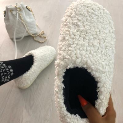 China Female Cute Raccoon Fur Flat Slippers Ladies Sandals Colorful Slides Fashion Trend Designer Fur Fluffy Fuzzy Women's Slippers for sale