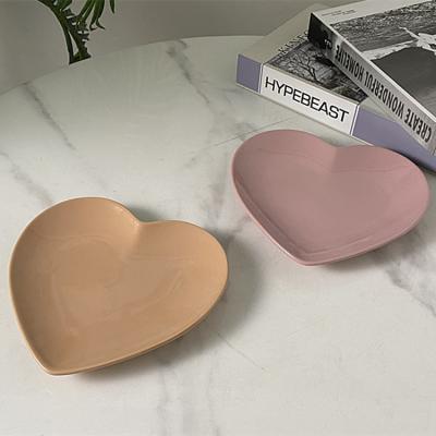 China Sustainable High Quality Ceramic Dishes Sets Custom Dinnerware Heart Shape Personalized Ceramic Dish For Restaurants for sale