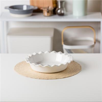 China Sustainable Deep Dish New Arrival White Ceramic Baking Dish Pie Pan And Round Pie Pans With Wavy Edge for sale