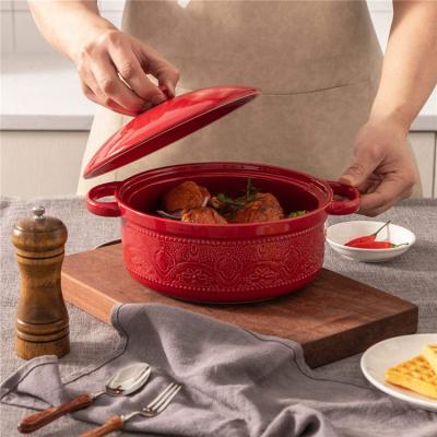 China Sustainable Kitchen Ware 2 Quart Round Lace Emboss Relief Baking Ceramic Casserole Dish With Cover for sale