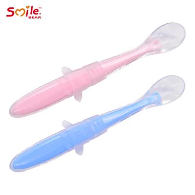 China Soft Silicone Newborn Accessories Heat Resistant Safety Feeding Spoon en venta