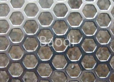 China Het hexagonale Gatenscherm galvaniseerde 1.5m x 3m Geperforeerd Staalnetwerk Te koop