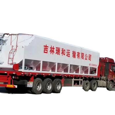 China Farms feed internal turnover vehicle breeding factory feed transport vehicle special feed tanker for sale