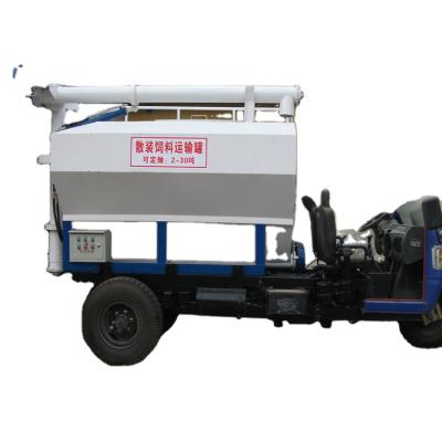 China Farms Low Transportation Cost And High Mobility 2 Ton Animal Integrated Bulk Feed Truck for sale