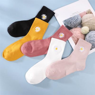 China QUICK DRY Manufacturers Wholesale Small Women's Crew Socks Daisy Embroidery Socks Cotton Solid for sale