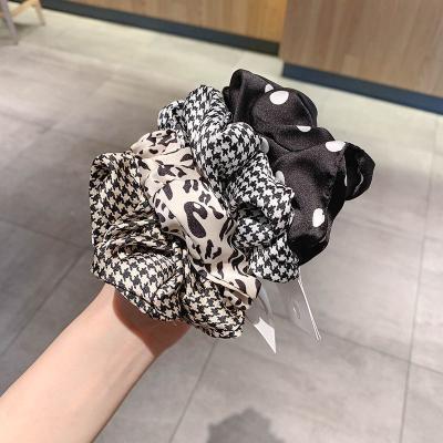 China Multi Colors Scrunchies Retro Tops Leopard Plaid Hair Scrunchies Simple Elastic Hair Ties for sale