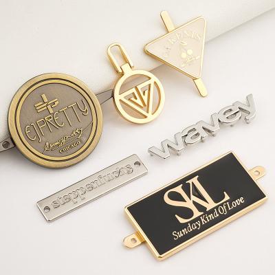 Cina Eco Friendly Custom Triangles Gold Metal Logo Hanging Tag For Sewing Metal Label Plate in vendita