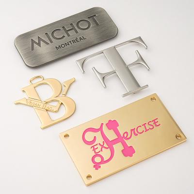 Cina Eco-friendly Custom Hanging Letters Tag User-Friendly Brushed Gunmetal Engraving in vendita