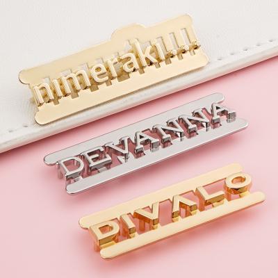 China Small Metal Letters Logo for Handbags Customized Wallet Name Plate Golden Bag Hardware à venda