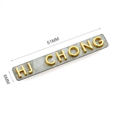 China Customized Shape Eco-friendly Gold Metal Logos Bag Accessories Custom Metal Letter Logo Te koop