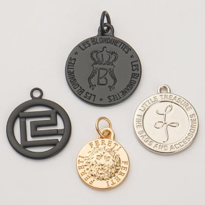 China Custom Gold Pendant Circle Metal Logo Tag Plated Disc Charms Tag for Purse Eco-Friendly zu verkaufen