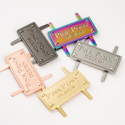 China Free Samples Design Rose Gold Metal Bag Labels for Handbags Rainbow Engraved Metal Tag en venta