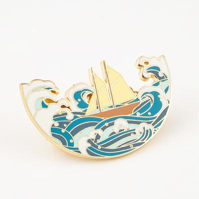 Κίνα Customized Hard Enamel Lapel Badge Sailboat Brooches for Gift Backpack Hats Decoration προς πώληση